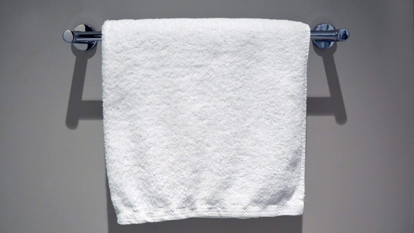 High-performance hand towel crafted from ring-spun cotton — designed for daily hospitality use with fast-drying comfort.